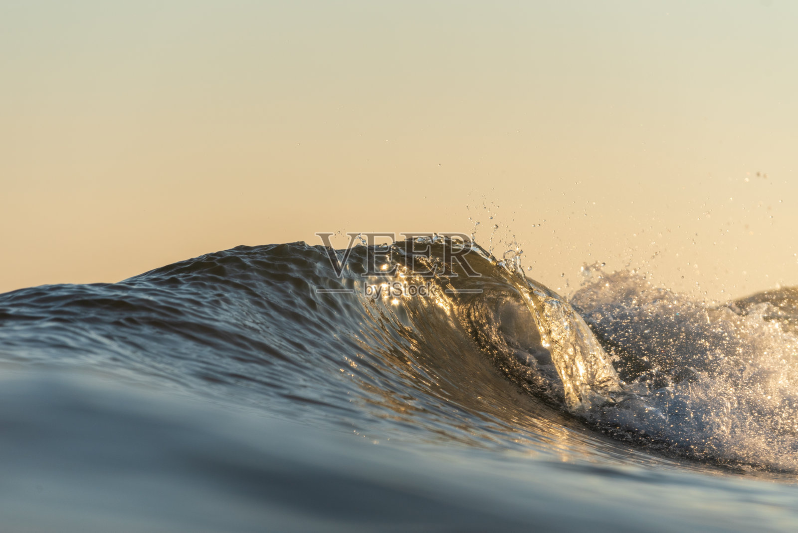 日落时分,清澈天空下的海景照片摄影图片