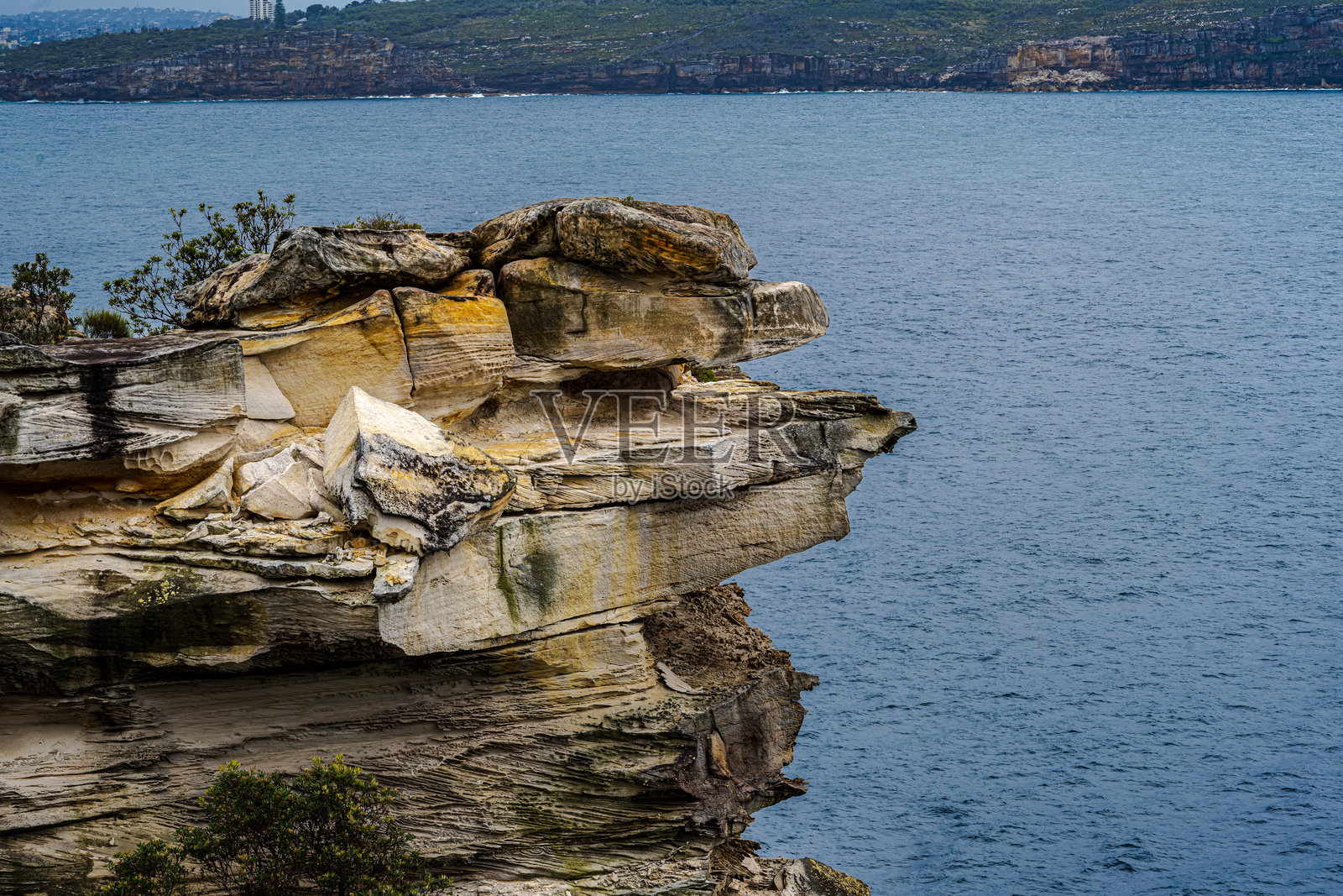 岩石形成物突出的邦迪海滩,悉尼,澳大利亚照片摄影图片