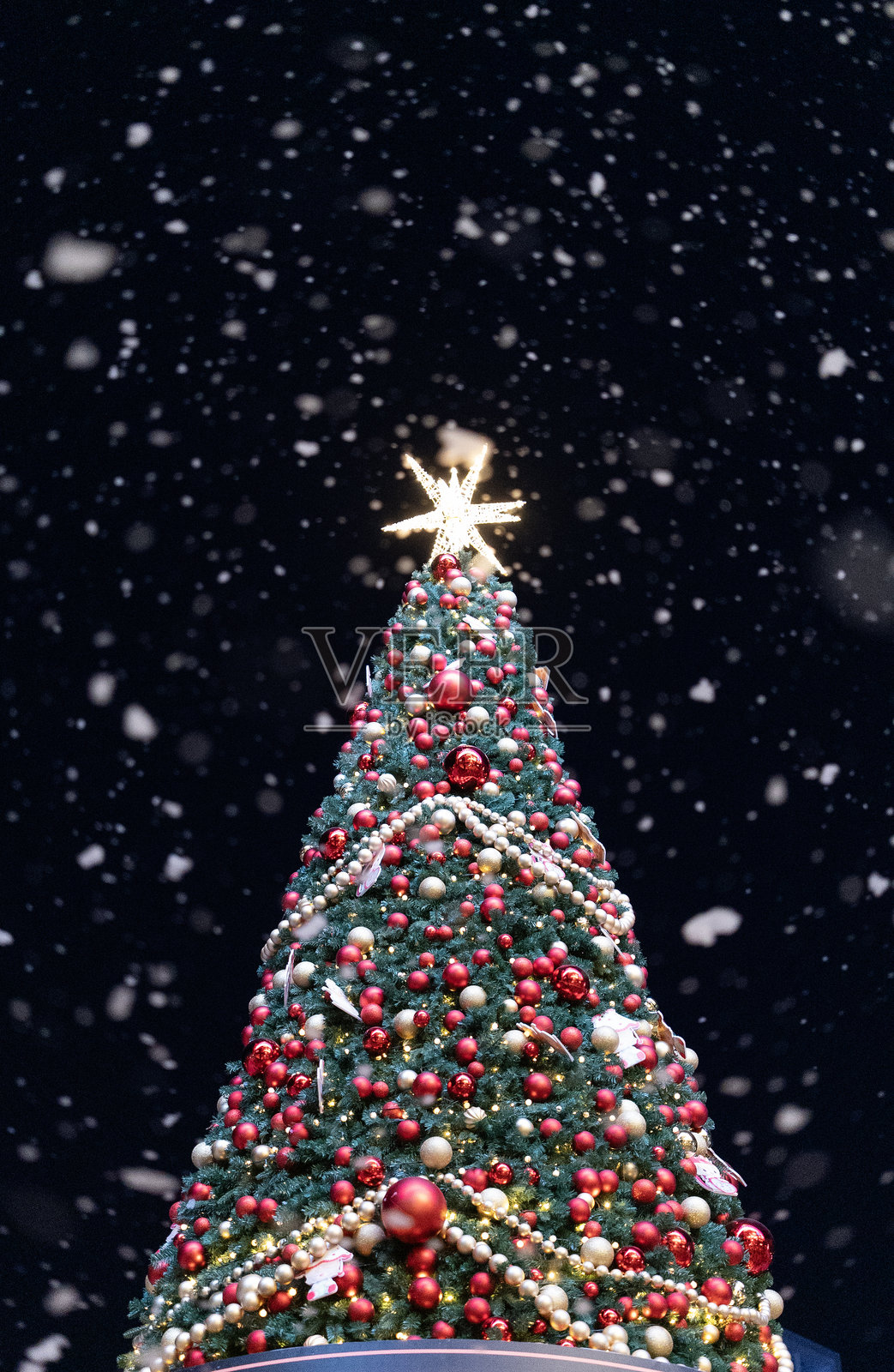 圣诞树上飘落雪花的真实拍摄视频 4k照片摄影图片