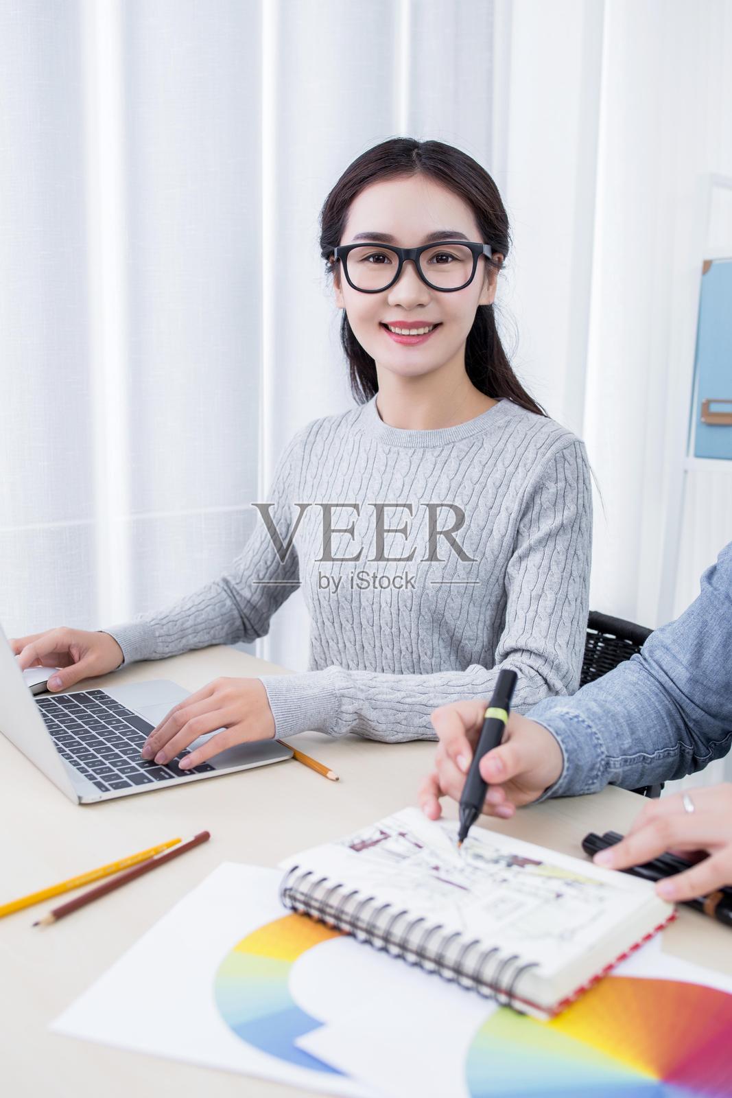两位设计师正在一起合作一个项目照片摄影图片