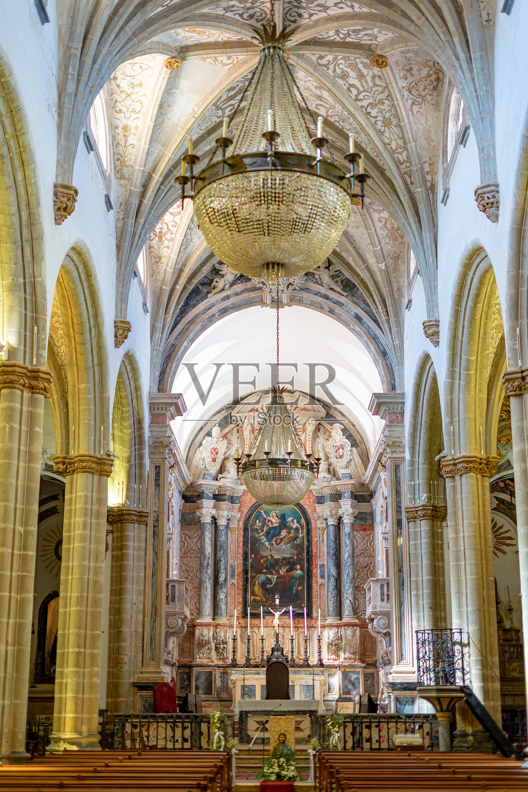 圣母升天教堂内的祭坛照片摄影图片