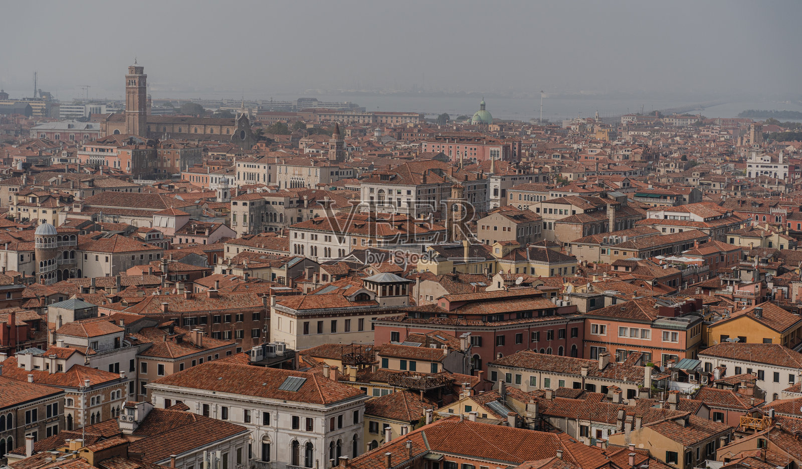 威尼斯概览。从高处拍摄。老城区的景观。照片摄影图片