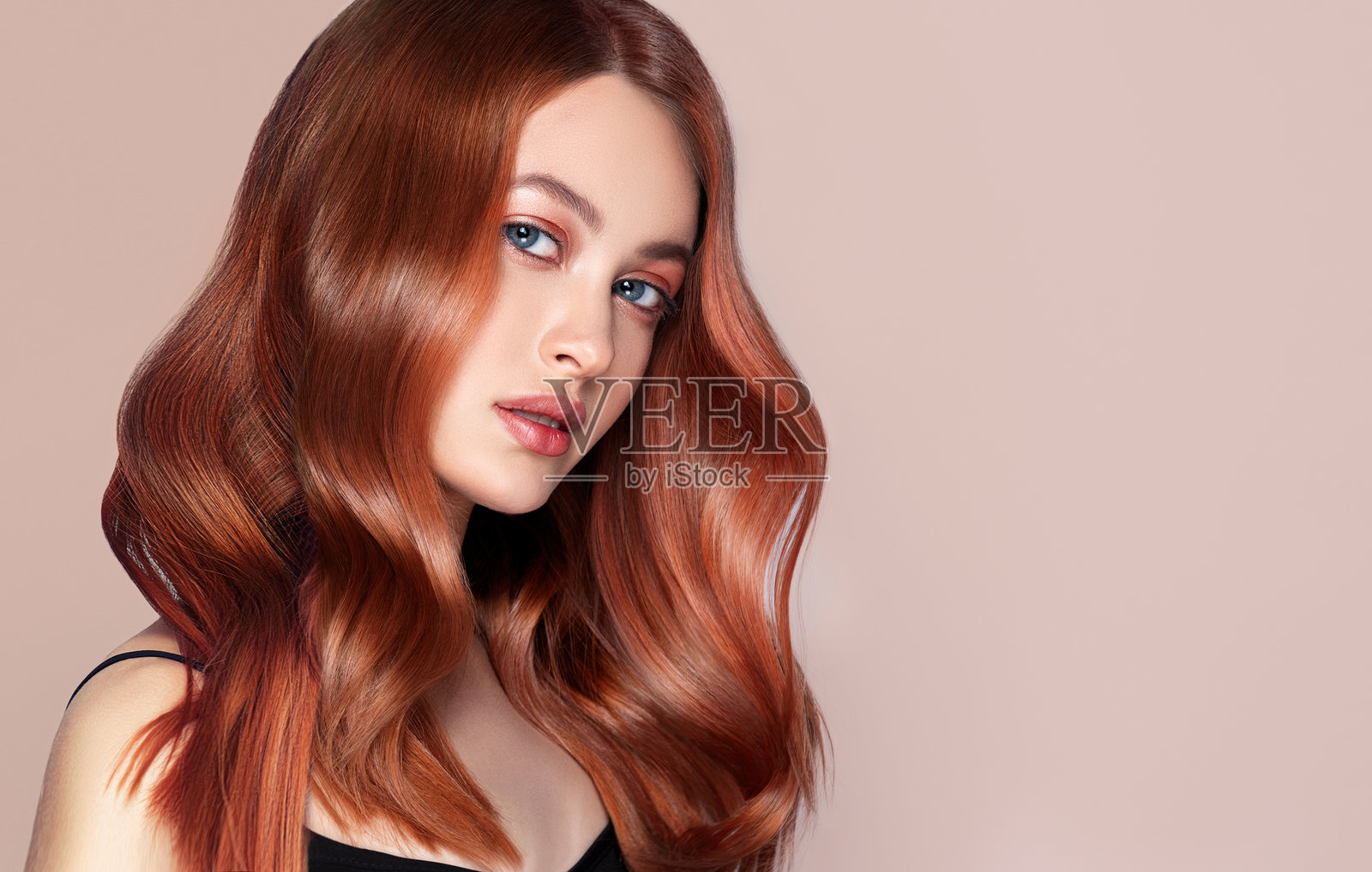 年轻的红发美丽模特,拥有修剪整齐的长波浪红色头发。护发与美发艺术。照片摄影图片