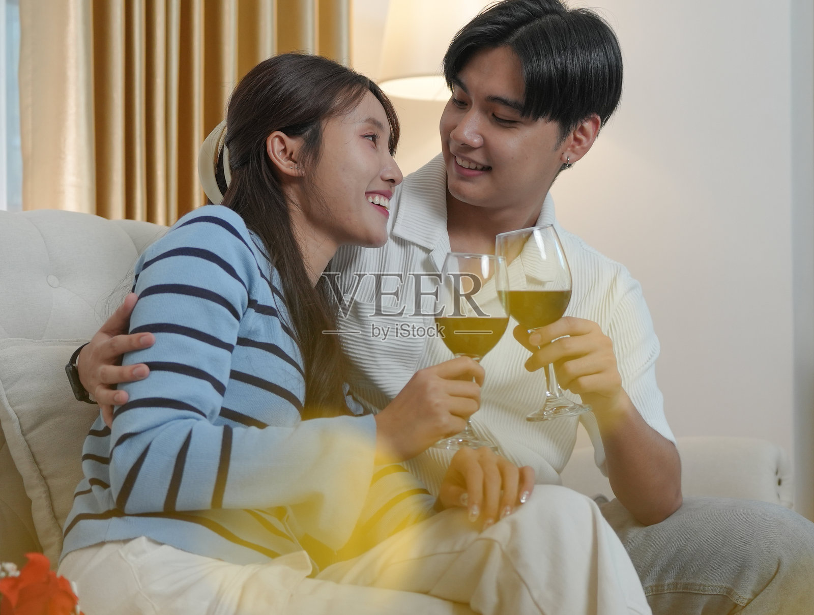 浪漫的情人节庆祝活动。两位快乐的人庆祝蜜月或周年纪念。照片摄影图片