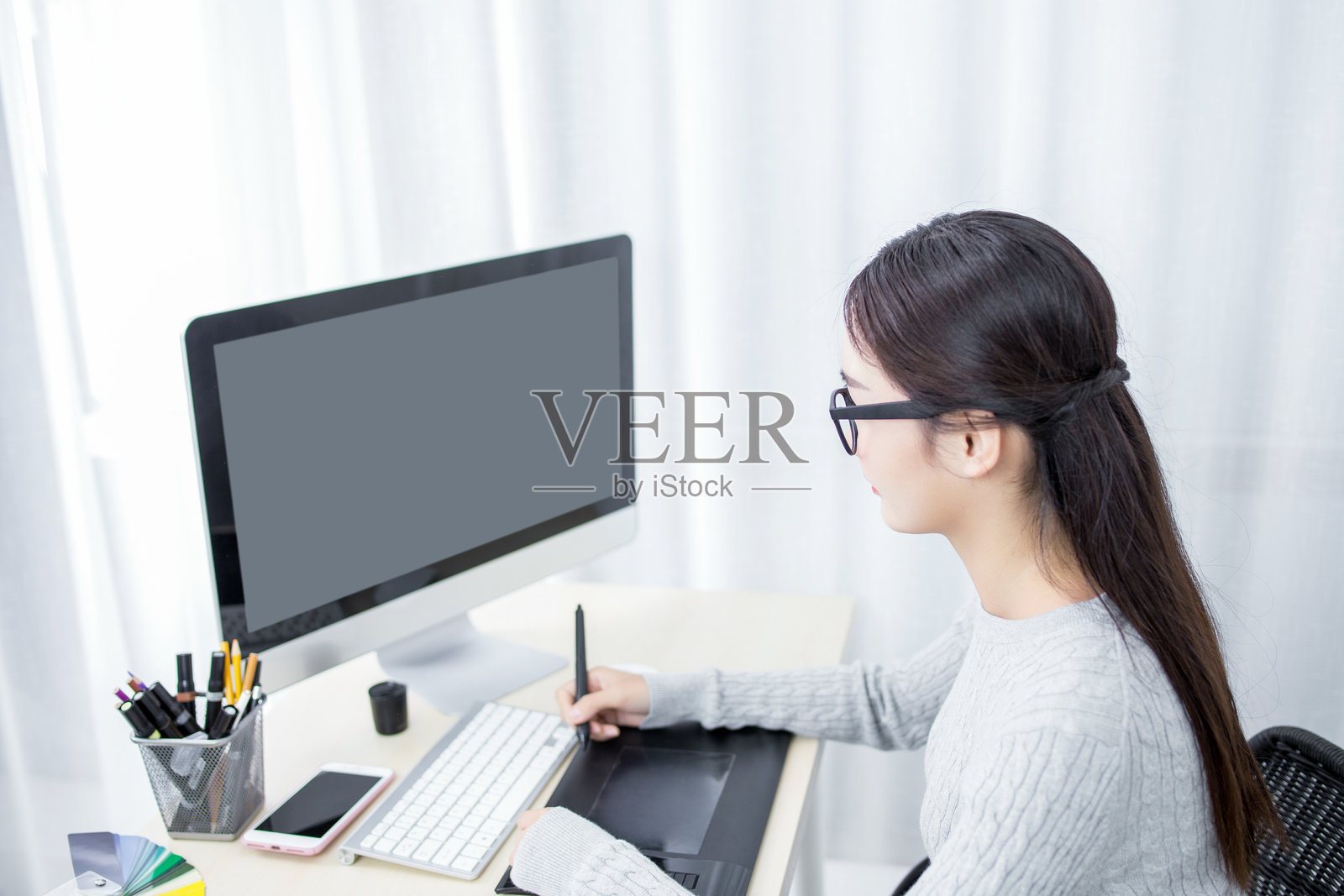 图形设计桌上,手握鼠标在创意桌面上进行平移草图操作。照片摄影图片