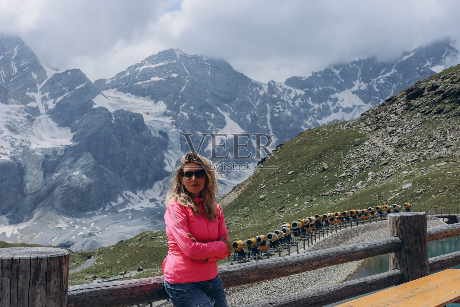 女孩旅行,站在背景的山脉前,享受在山丘中的徒步冒险照片摄影图片