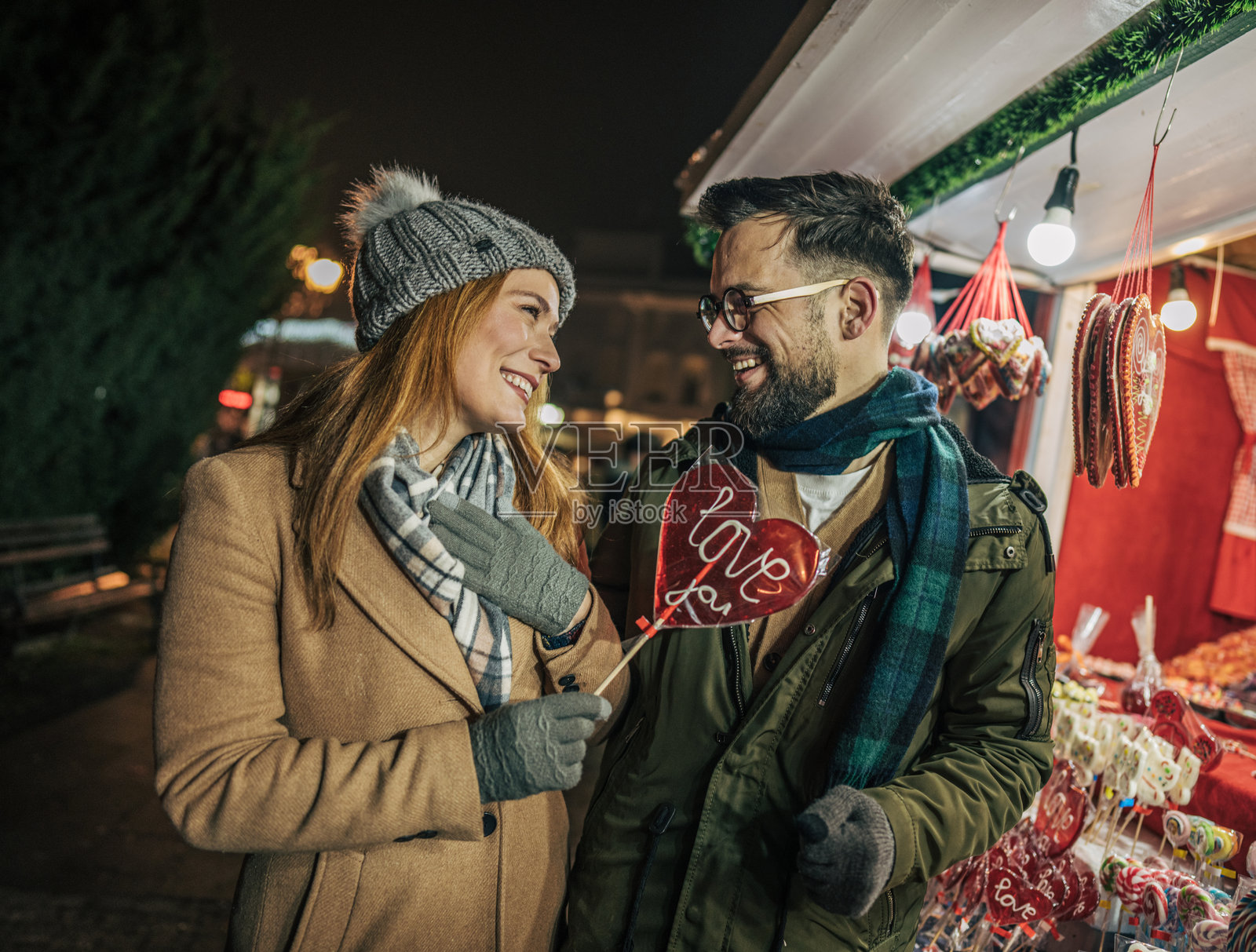 幸福的游客情侣在圣诞市场上照片摄影图片