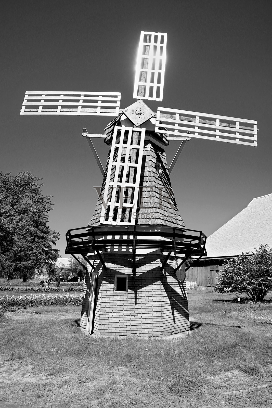 美国密歇根州荷兰附近小镇上的一座古老小风车照片摄影图片