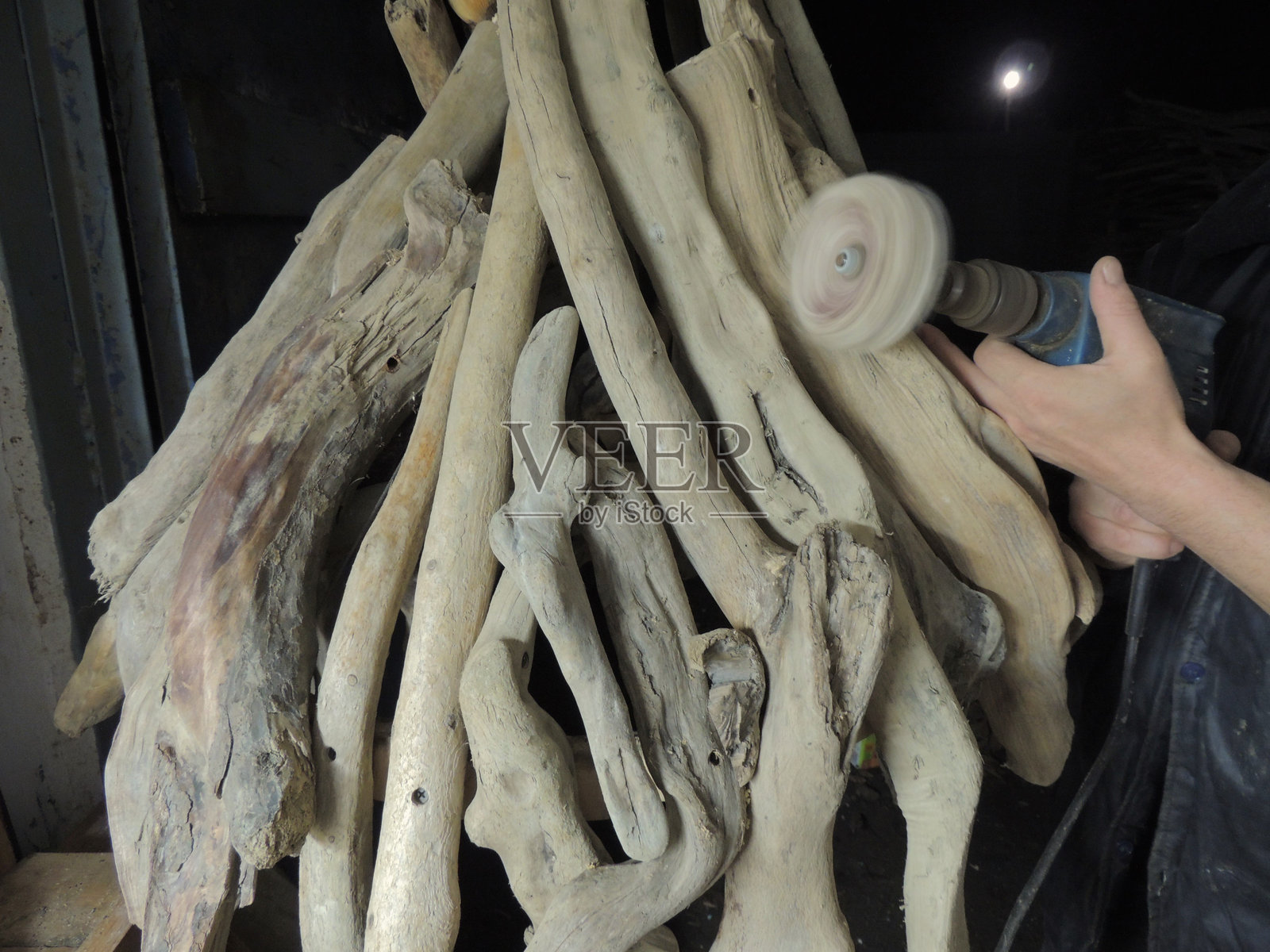 在成品设计中打磨天然木材表面照片摄影图片