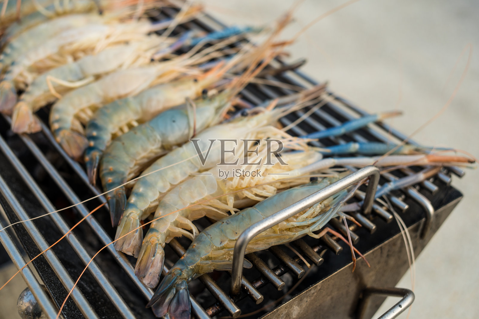 新鲜的虾和长臂。烤大河虾是泰国受欢迎的美食。照片摄影图片