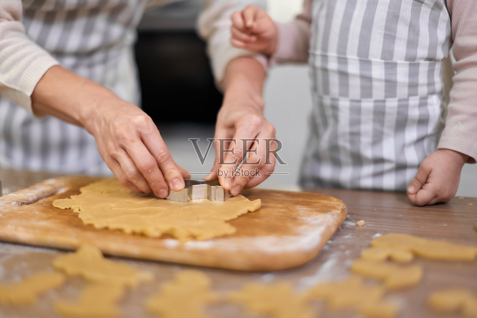母亲和小女儿正在切割生姜饼面团做饼干照片摄影图片