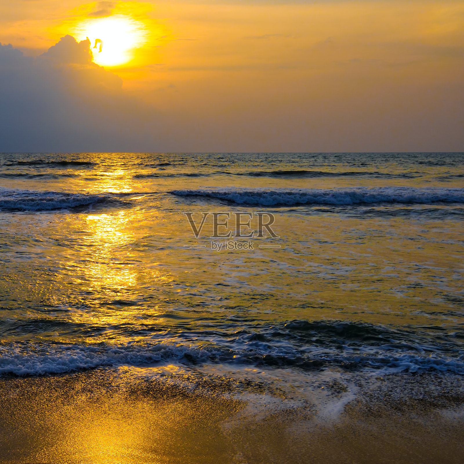 明亮的金色阳光从热带海洋上升起。照片摄影图片