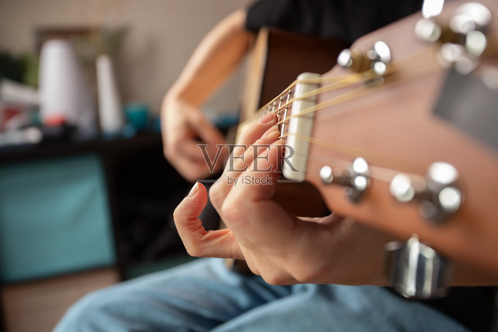 手指特写弹奏原声吉他,旋律表演,摇滚演出,拨动琴弦照片摄影图片