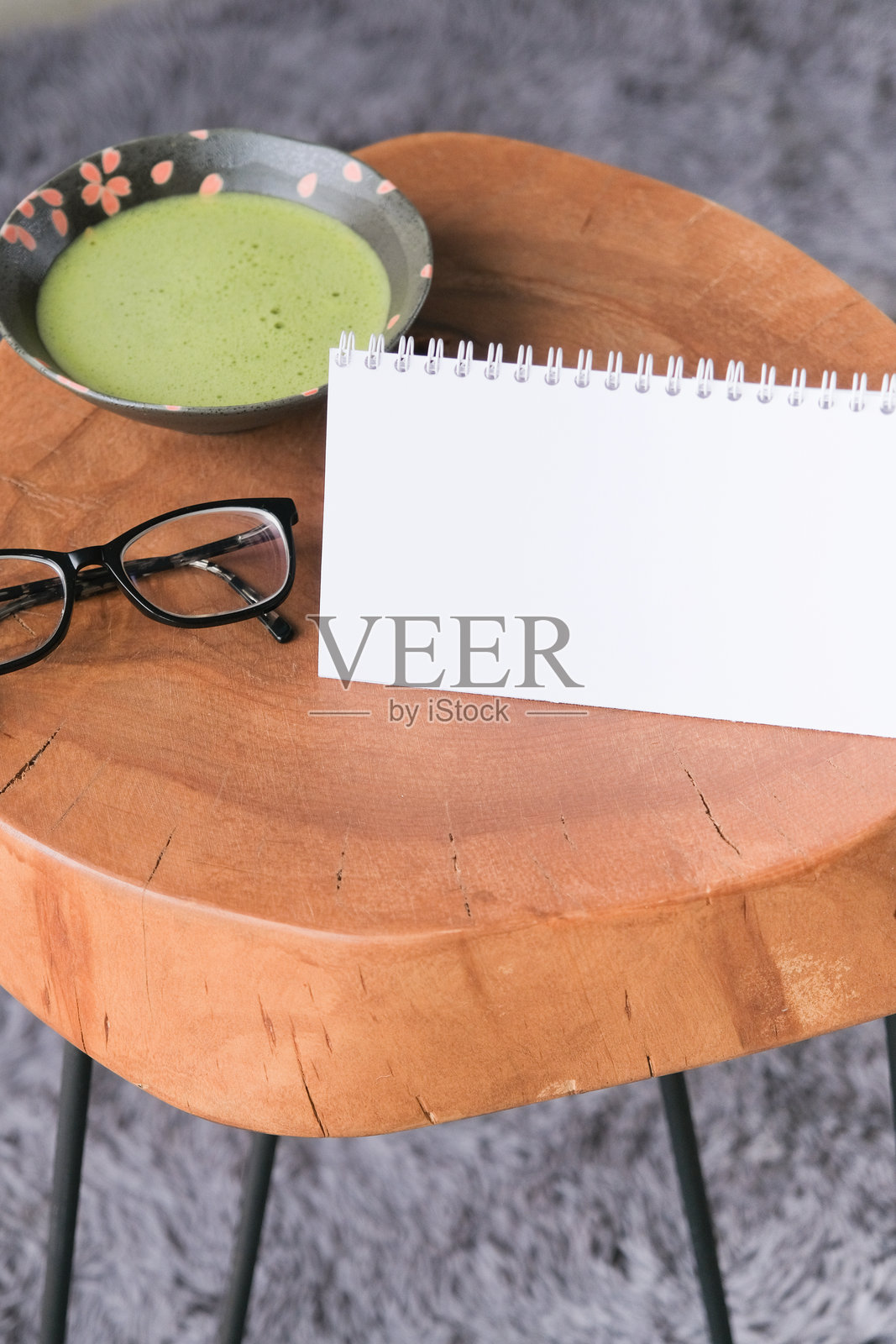 咖啡桌上的空白日历模型与绿色抹茶茶照片摄影图片
