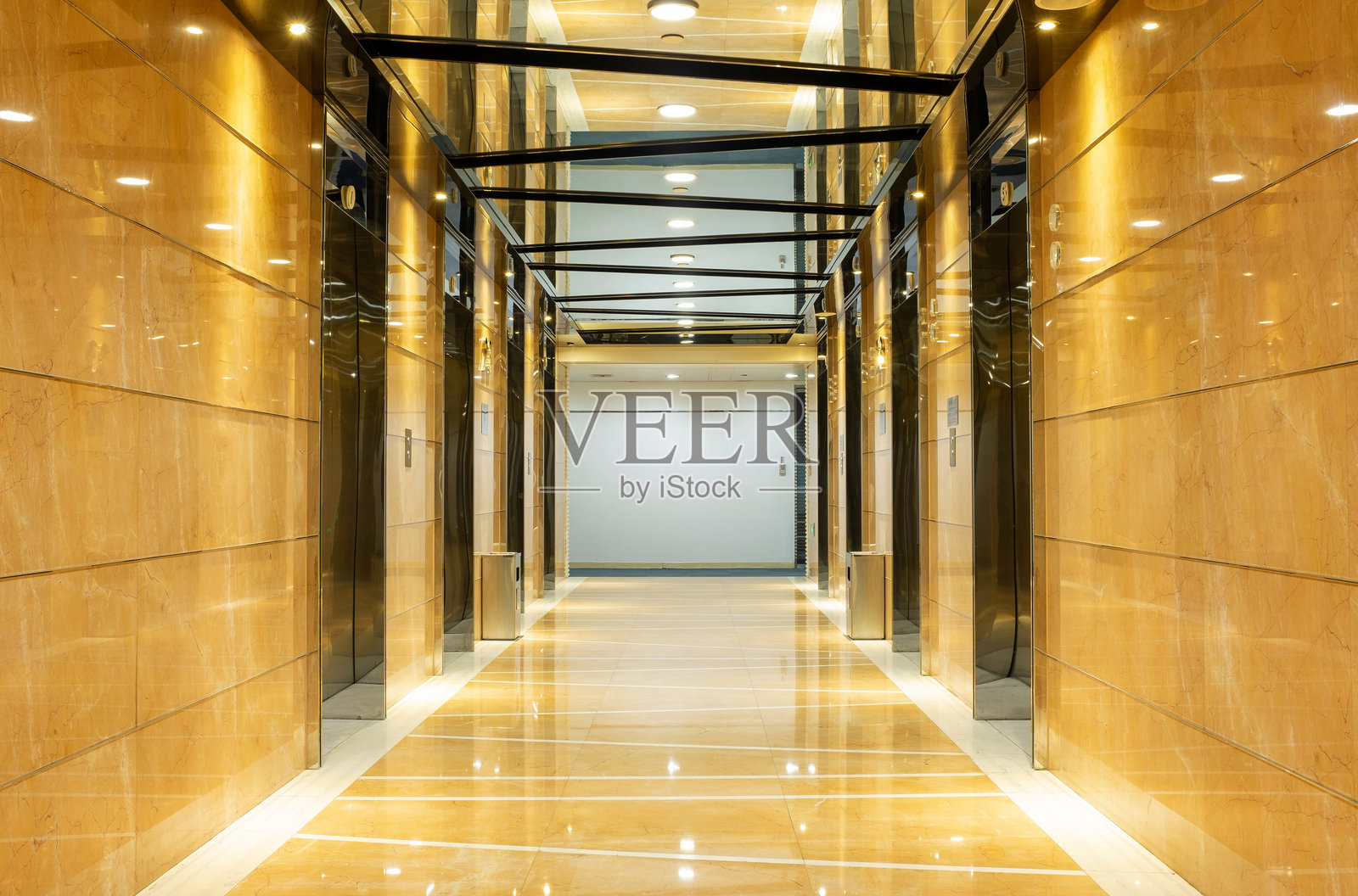 办公大楼的电梯走廊照片摄影图片