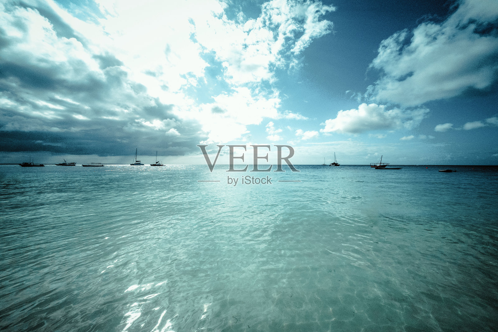 戏剧性的日落云彩映衬着海洋照片摄影图片