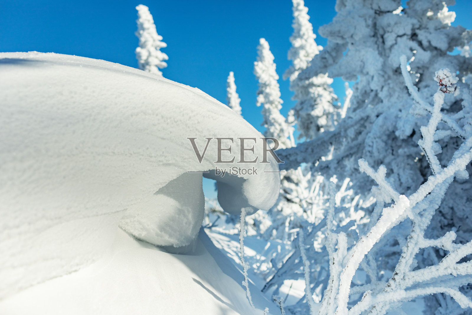 波浪形的雪堆照片摄影图片