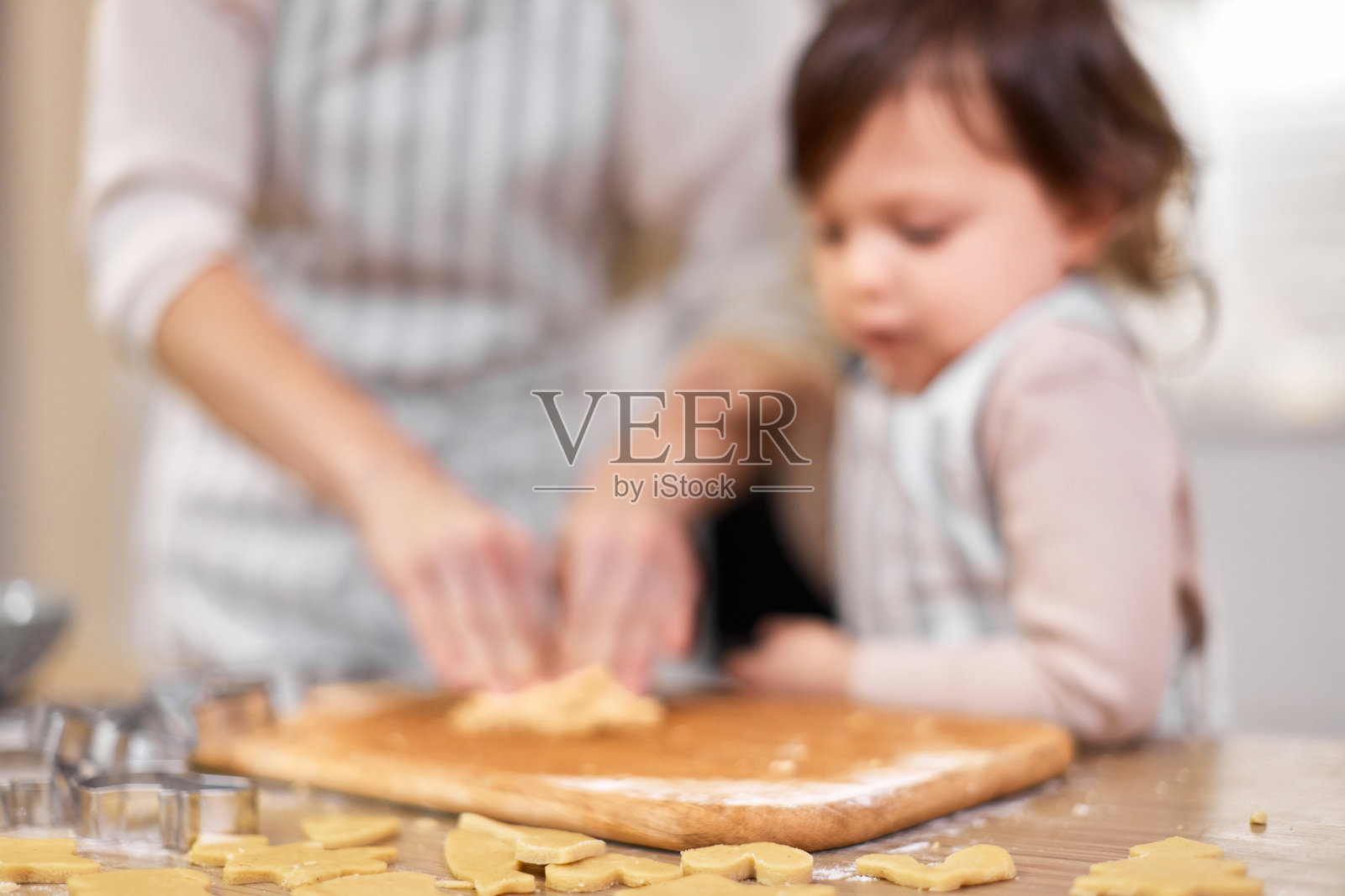 母亲和小女儿正在切割生姜饼面团做饼干照片摄影图片