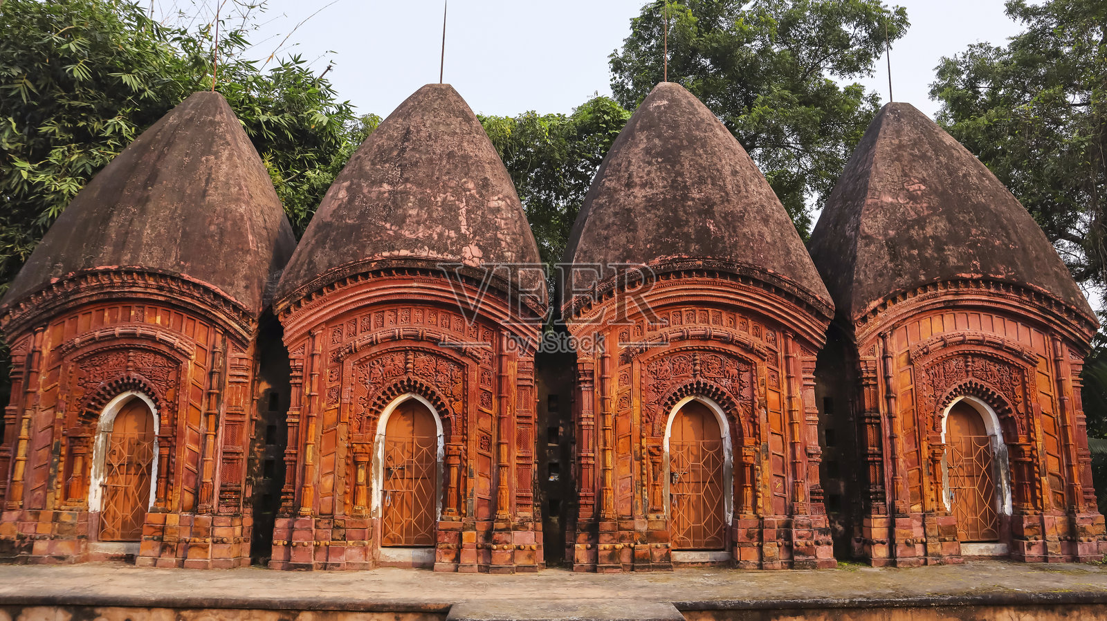 四座18世纪的湿婆庙群,展示了历史建筑风格,位于印度西孟加拉邦的乌奇卡兰,博尔布姆。照片摄影图片
