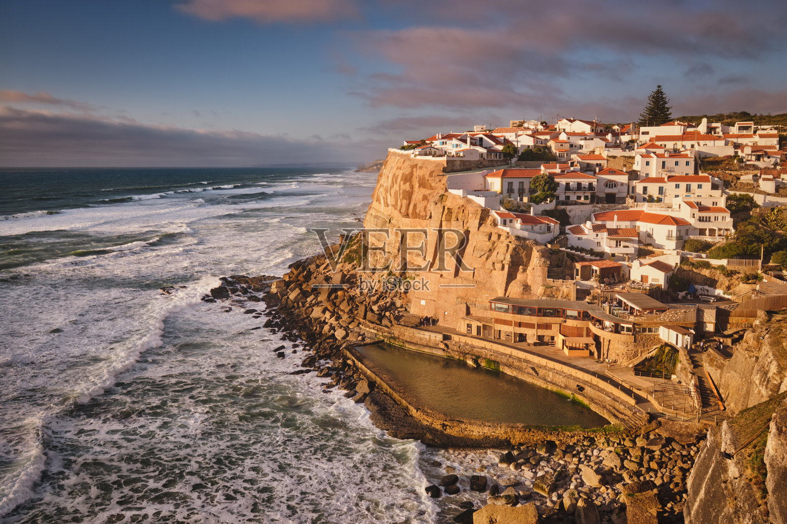 葡萄牙阿泽纳斯·杜·马尔海边村庄的美丽景色照片摄影图片