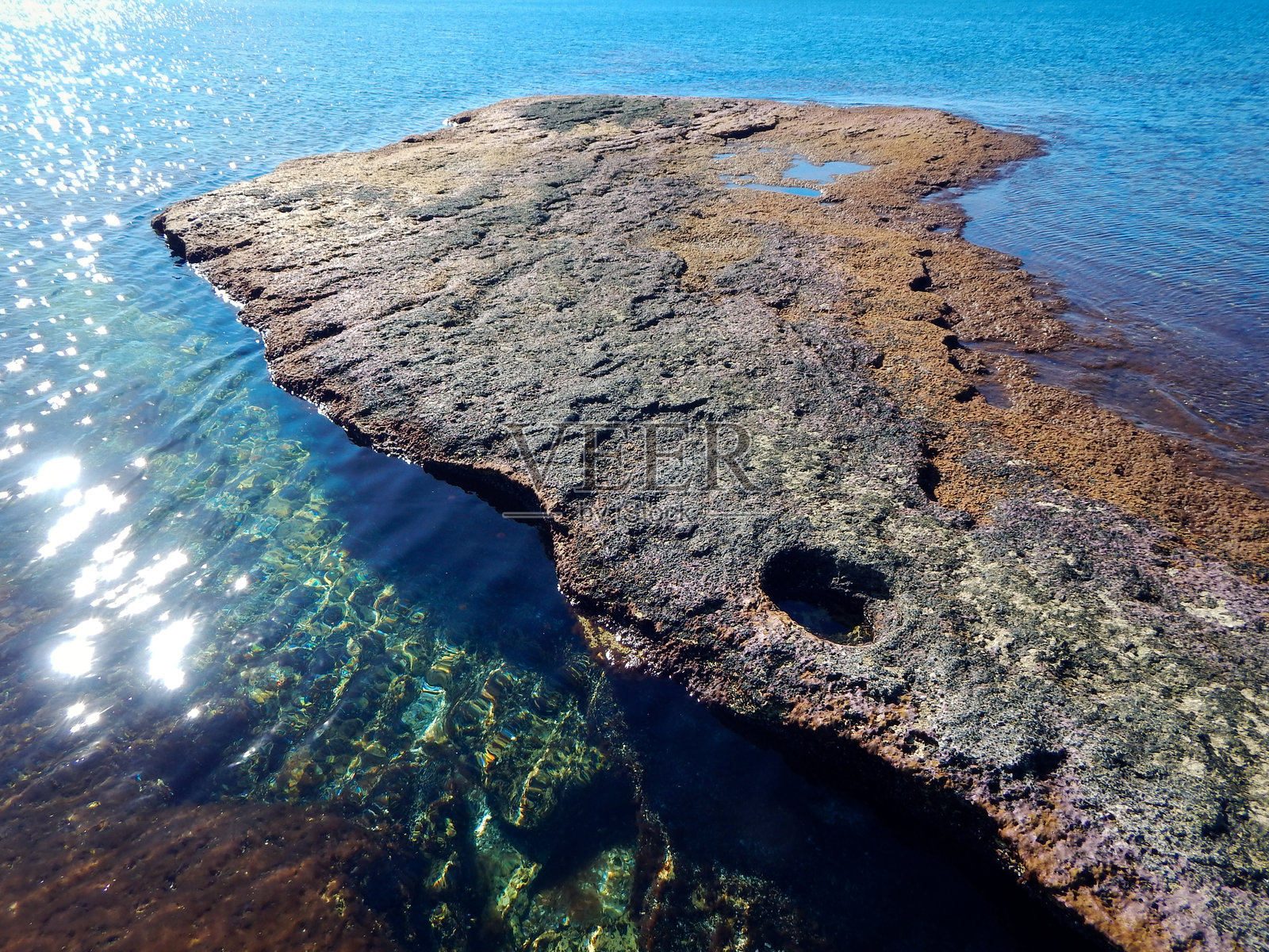 里海的岩石海岸。照片摄影图片