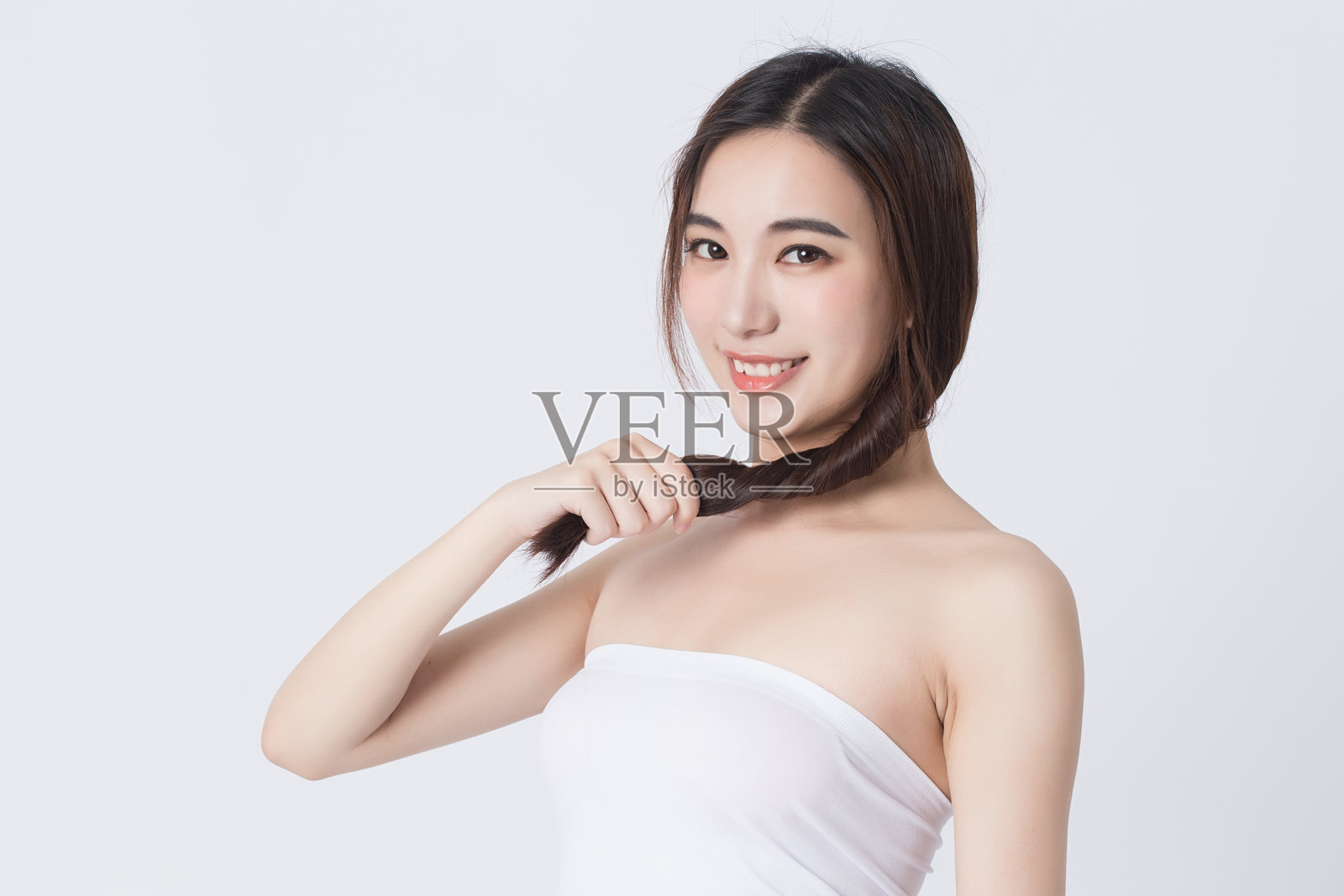 白色背景下美丽女性模特的肖像照片摄影图片