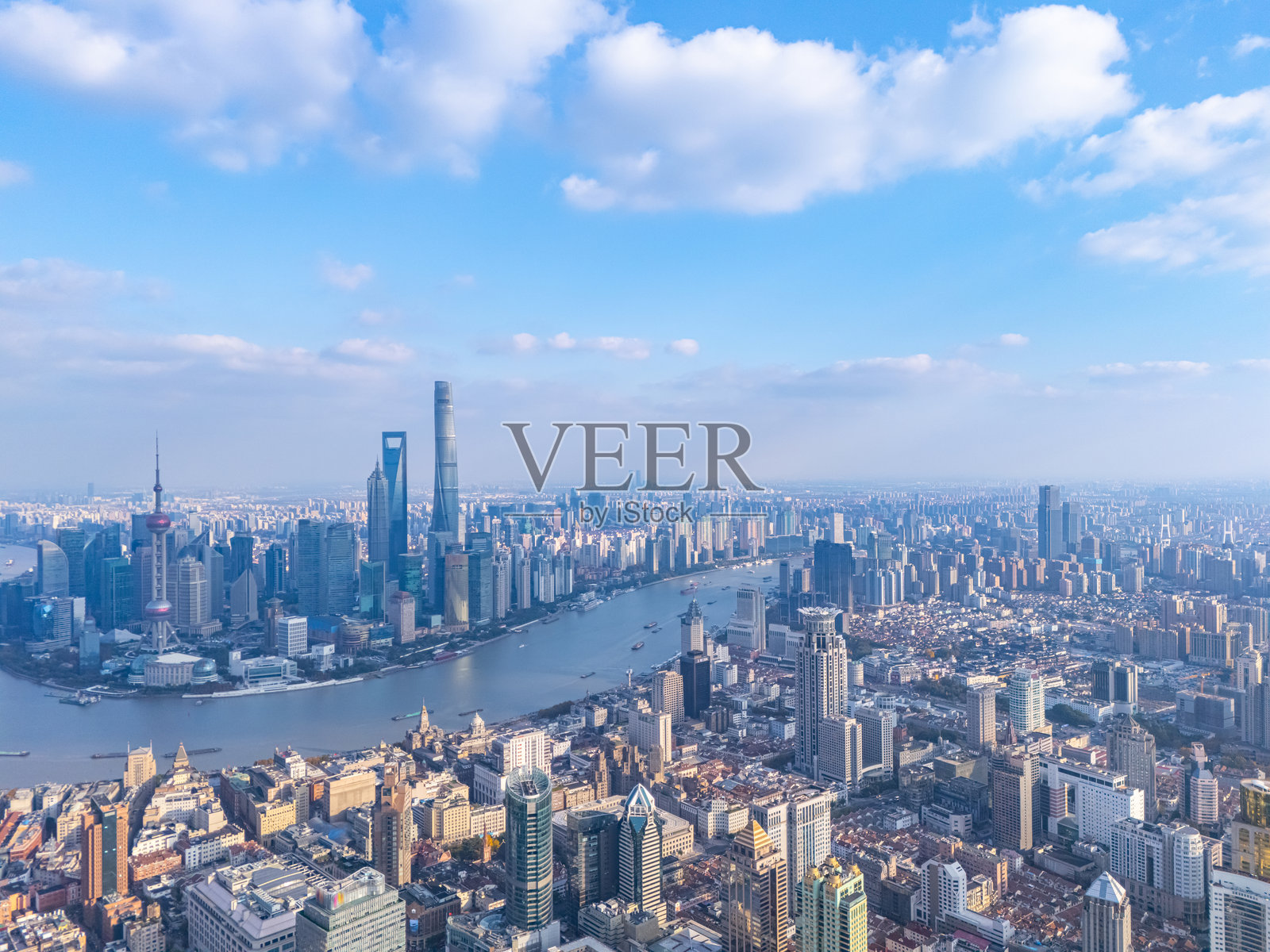 上海天际线的鸟瞰图,蜿蜒的黄浦江穿过城市照片摄影图片