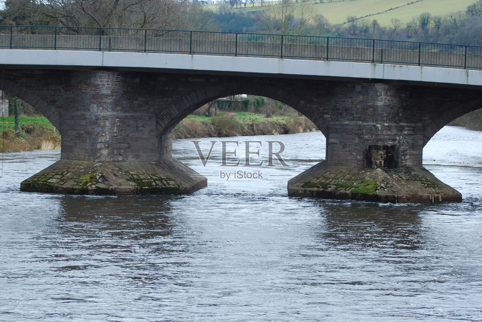 威尔士南部庞蒂普里德的一座漂亮桥梁照片摄影图片