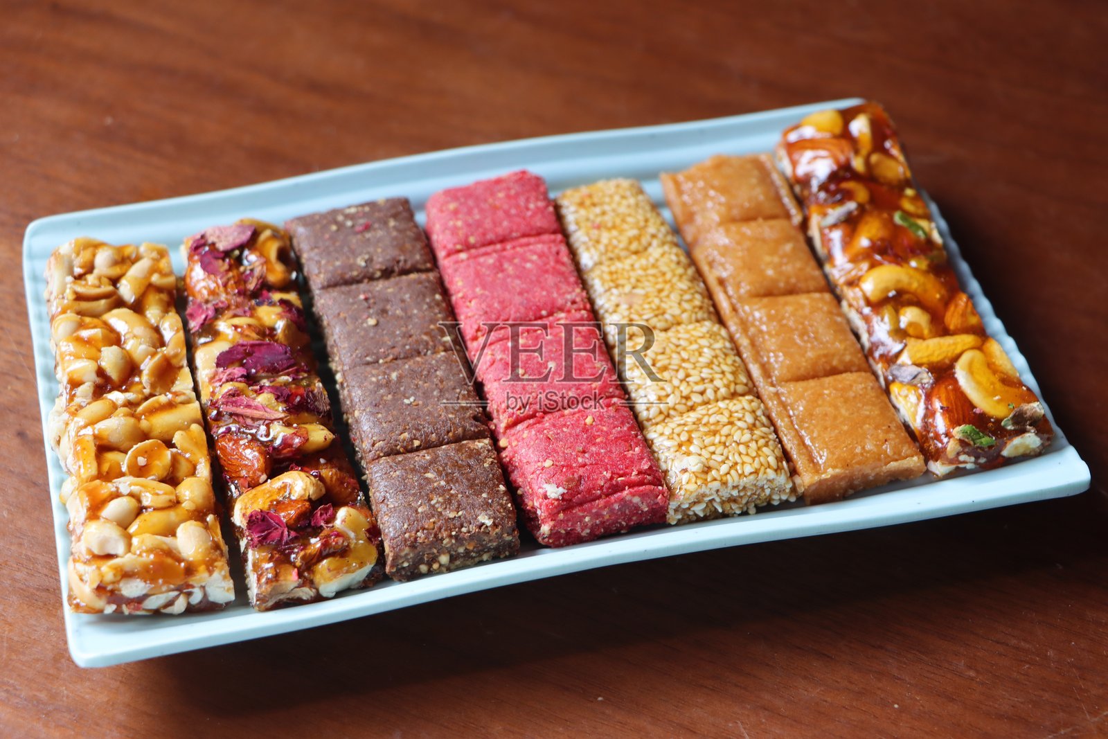 奇奇,印度甜点(脆糖),由坚果和甘蔗糖或糖制成,花生奇奇,干果,芝麻,果泥等。照片摄影图片