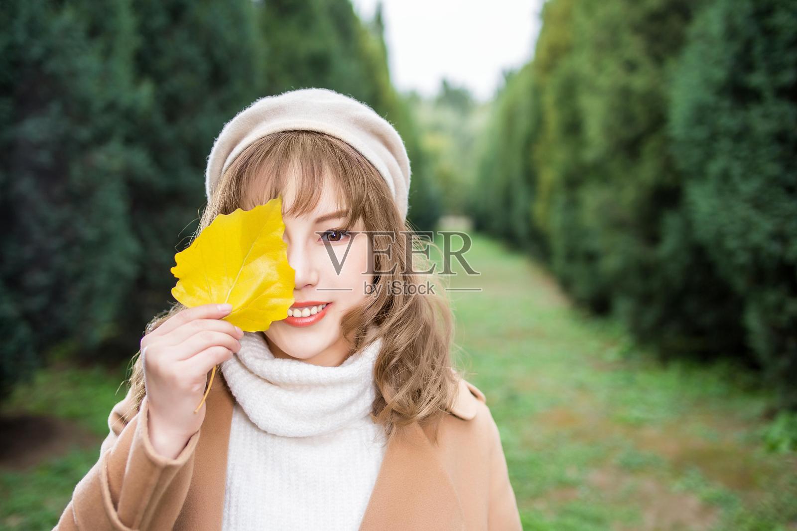 一位年轻女性在秋天戴着贝雷帽照片摄影图片