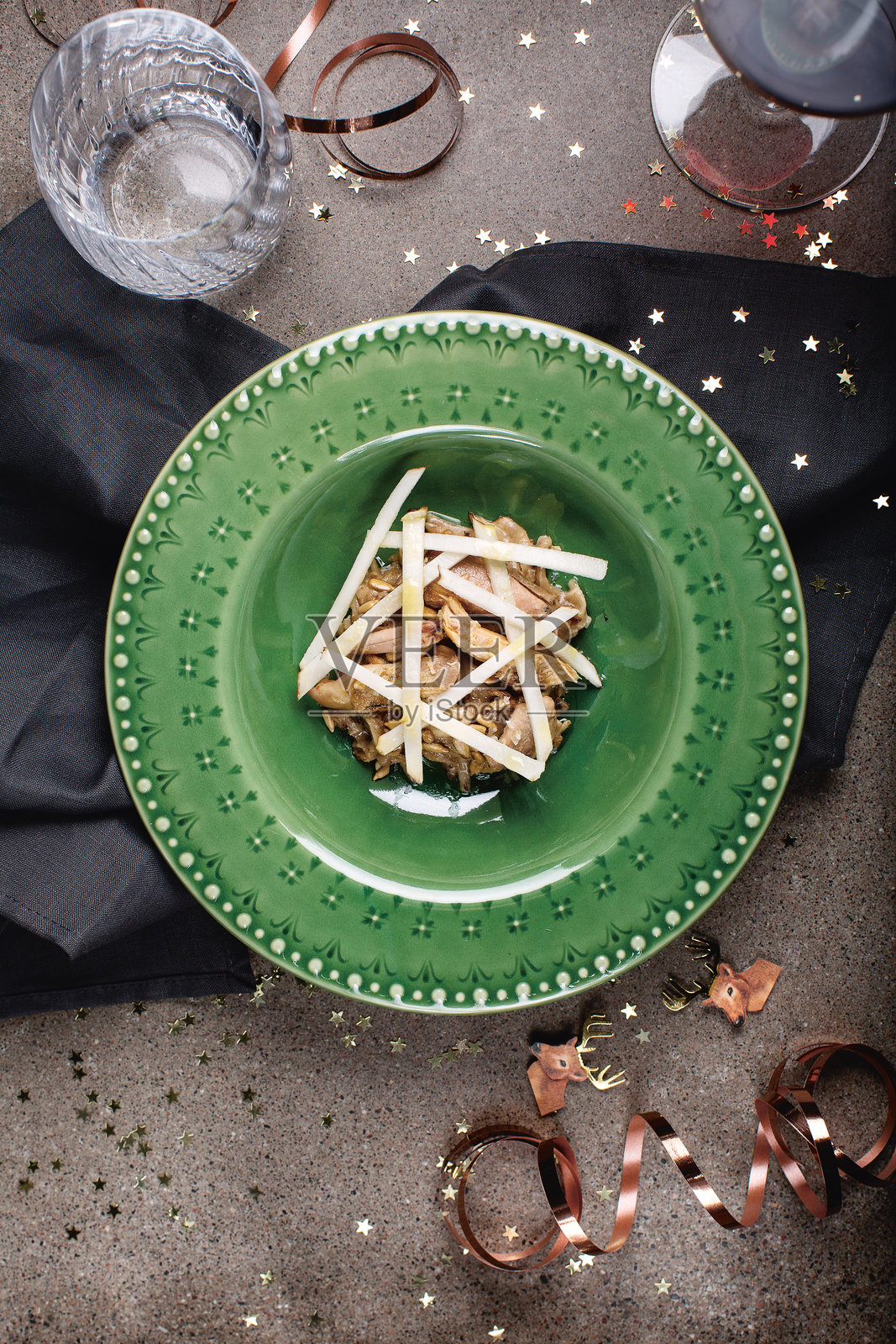 新年菜单 - 油封雉鸡配酸面包炖菊芋照片摄影图片