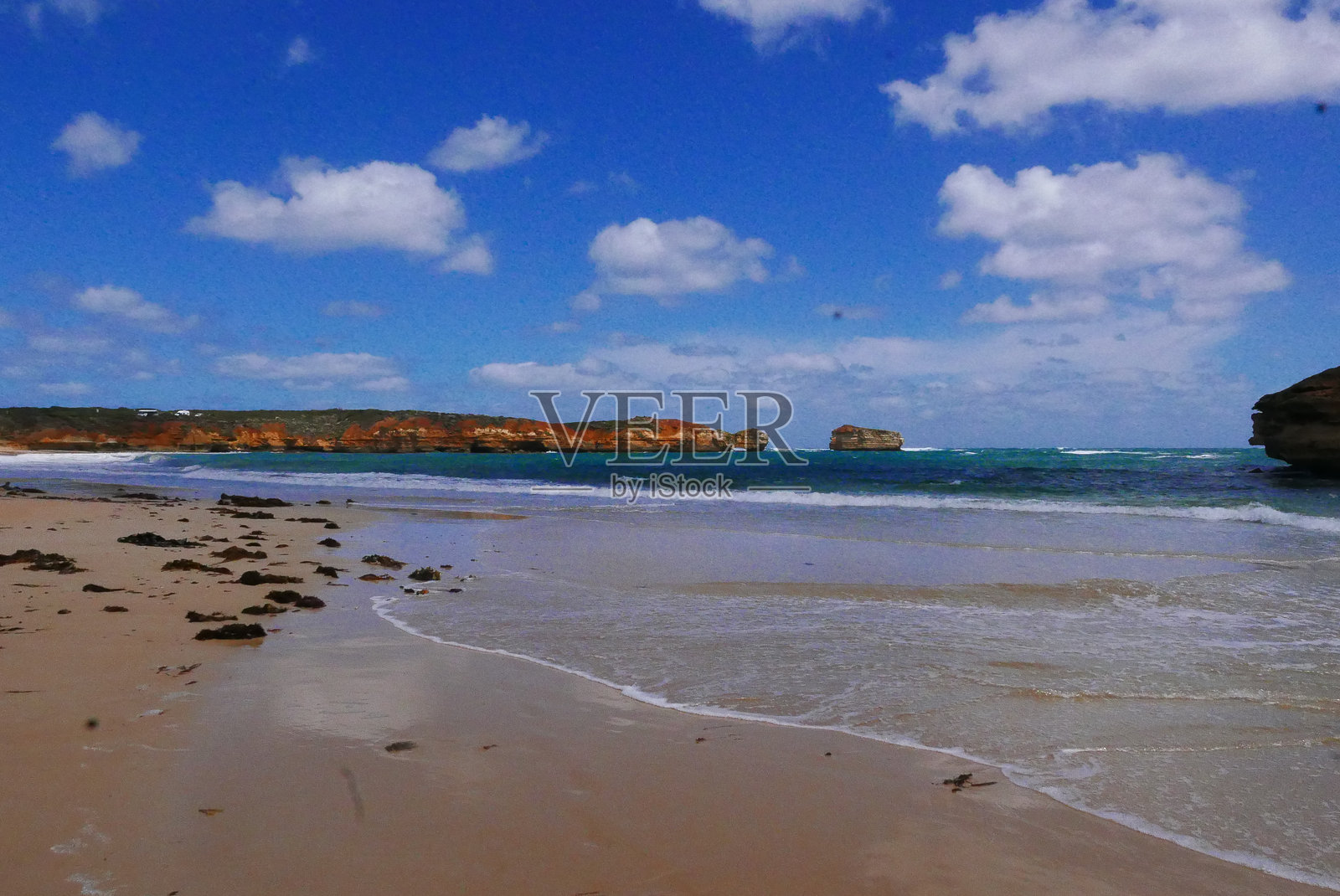 澳大利亚维多利亚州的大洋路上的殉道者湾,是一条风景如画的海岸公路,以十二使徒岩、崎岖的悬崖、郁郁葱葱的雨林、沙滩和迷人的海滨小镇而闻名。照片摄影图片