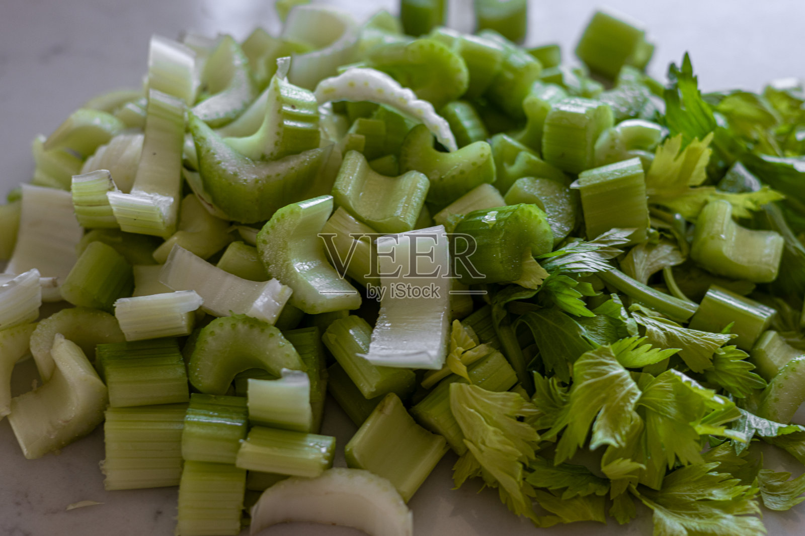 桌子上有一大堆新鲜切好的芹菜照片摄影图片