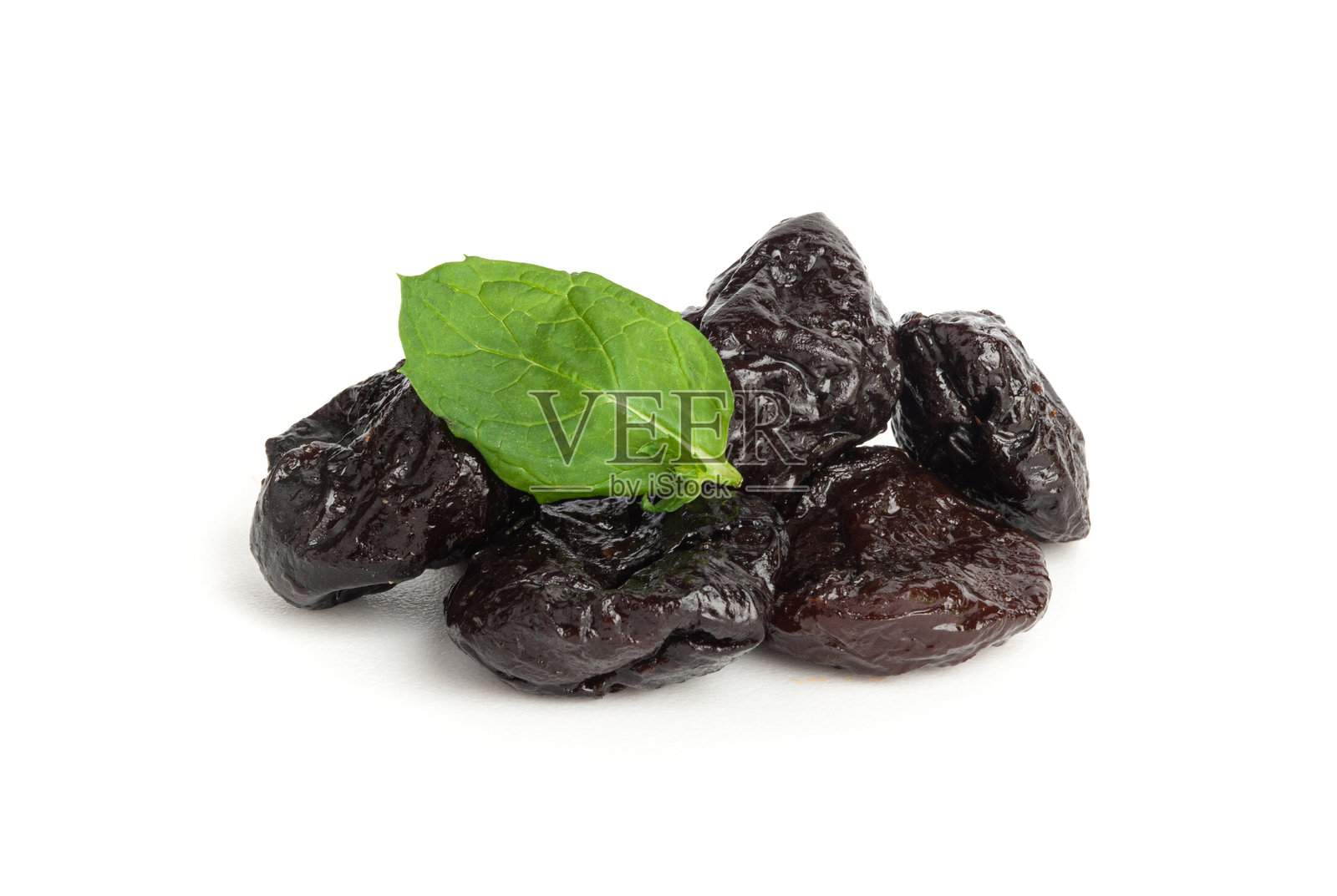 干梅子孤立,干黑色水果,梅干组,白色背景上的干梅子水果照片摄影图片