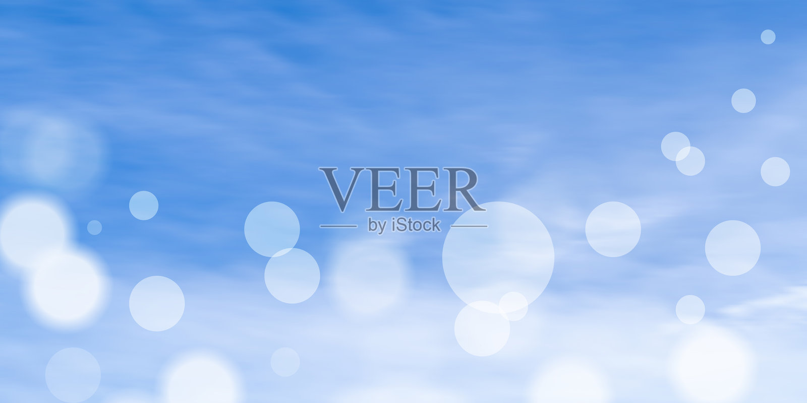 自然运动模糊背景。天空风景或环境。模糊的蓝天和云朵,带有圆形散景。照片摄影图片