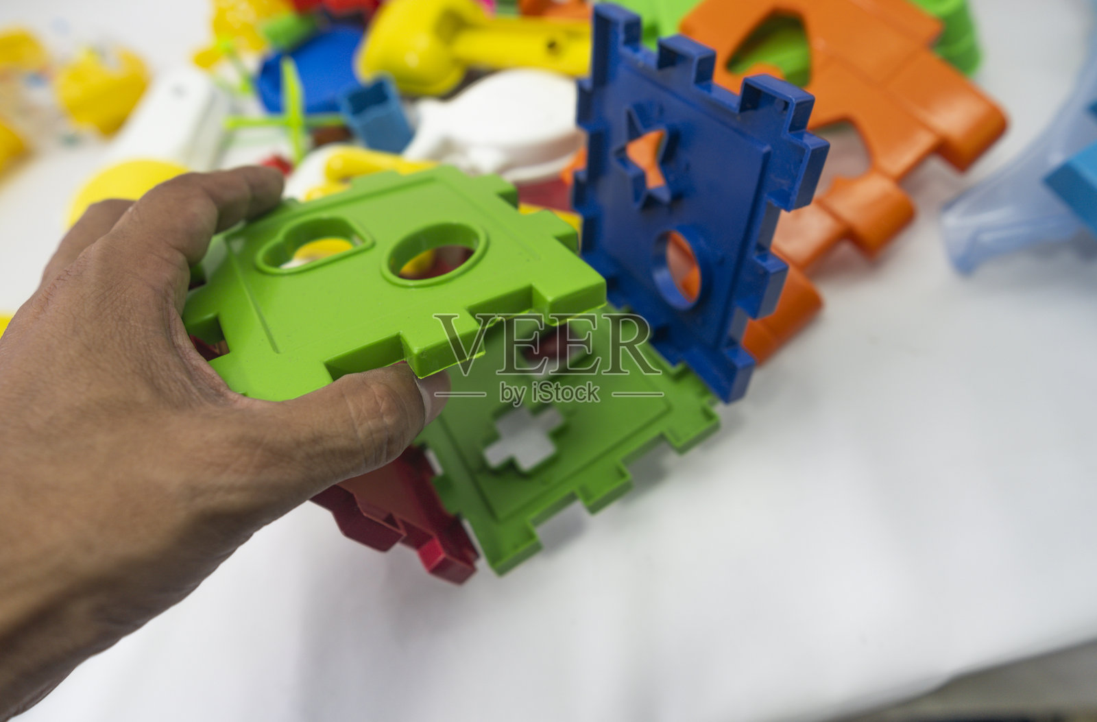 各种玩具,包括沙滩上的立方体、铲子、锄头等。照片摄影图片