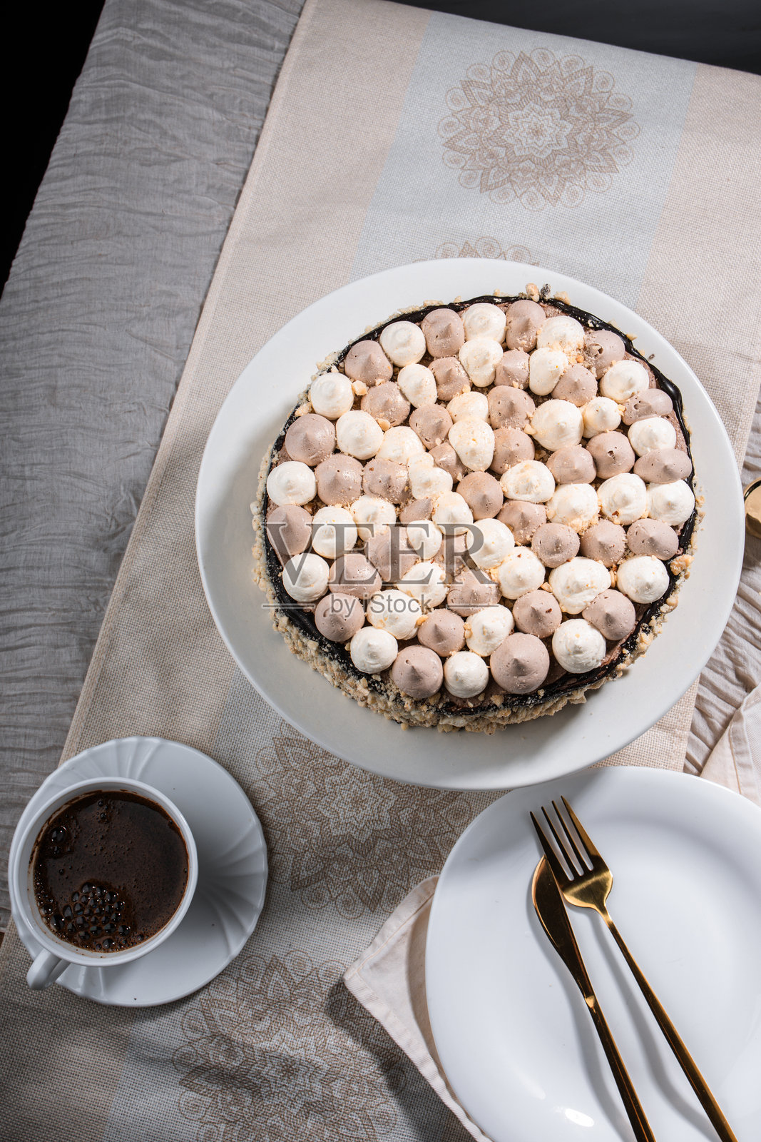 基辅蛋糕配坚果,奶油霜放在白色蛋糕盘上,黄色桌布,白色餐具,浓缩咖啡,金色餐具,乌克兰甜点,坚果蛋糕,生日蛋糕照片摄影图片