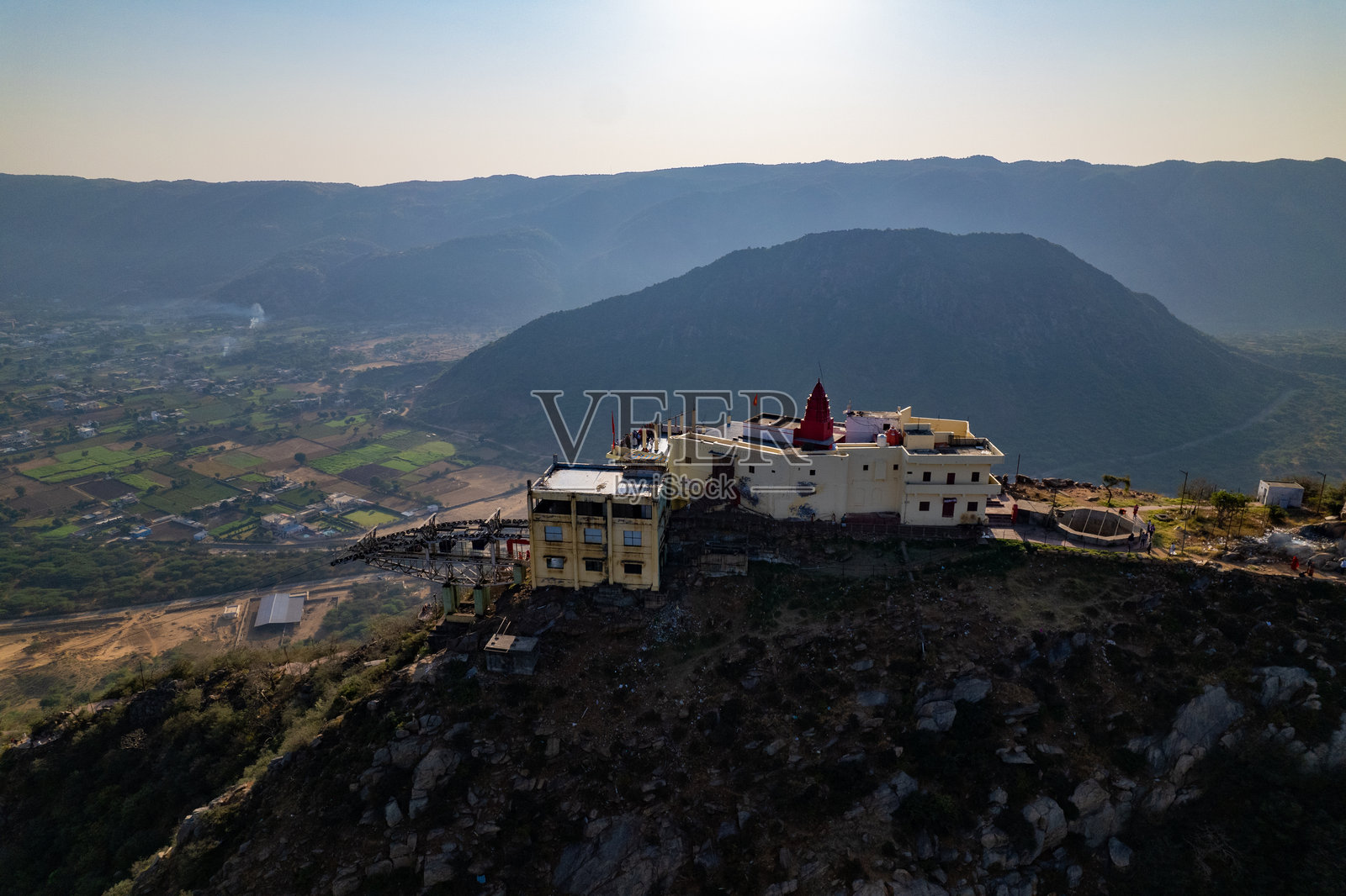拉贾斯坦邦普什卡尔的拉特纳吉里山上的萨维特里女神庙的鸟瞰图,航拍视角照片摄影图片