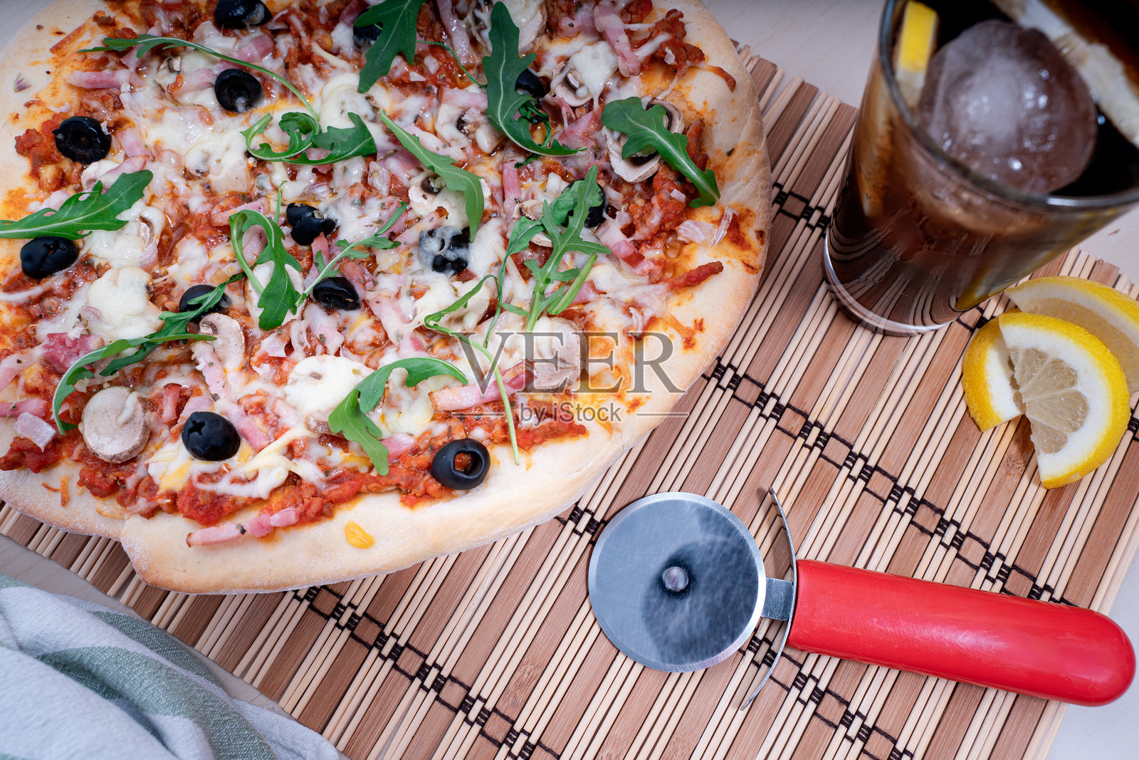 比萨和软饮菜单的空白空间照片摄影图片