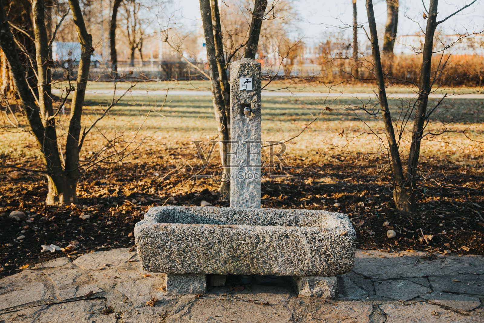 宁静公园环境中的石头喷泉。照片摄影图片