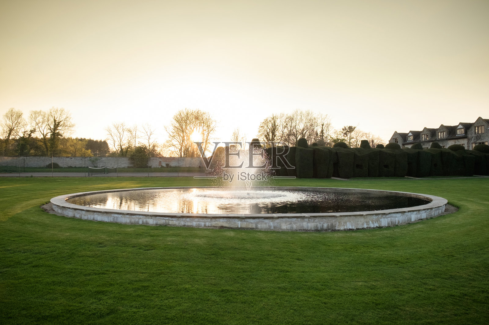 英格兰沃里克郡比尔斯利庄园的乡村酒店花园中的喷泉照片摄影图片