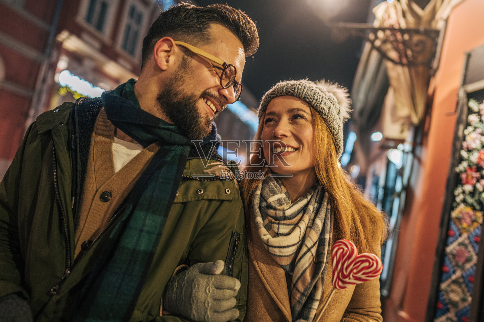 圣诞前夜的浪漫散步照片摄影图片