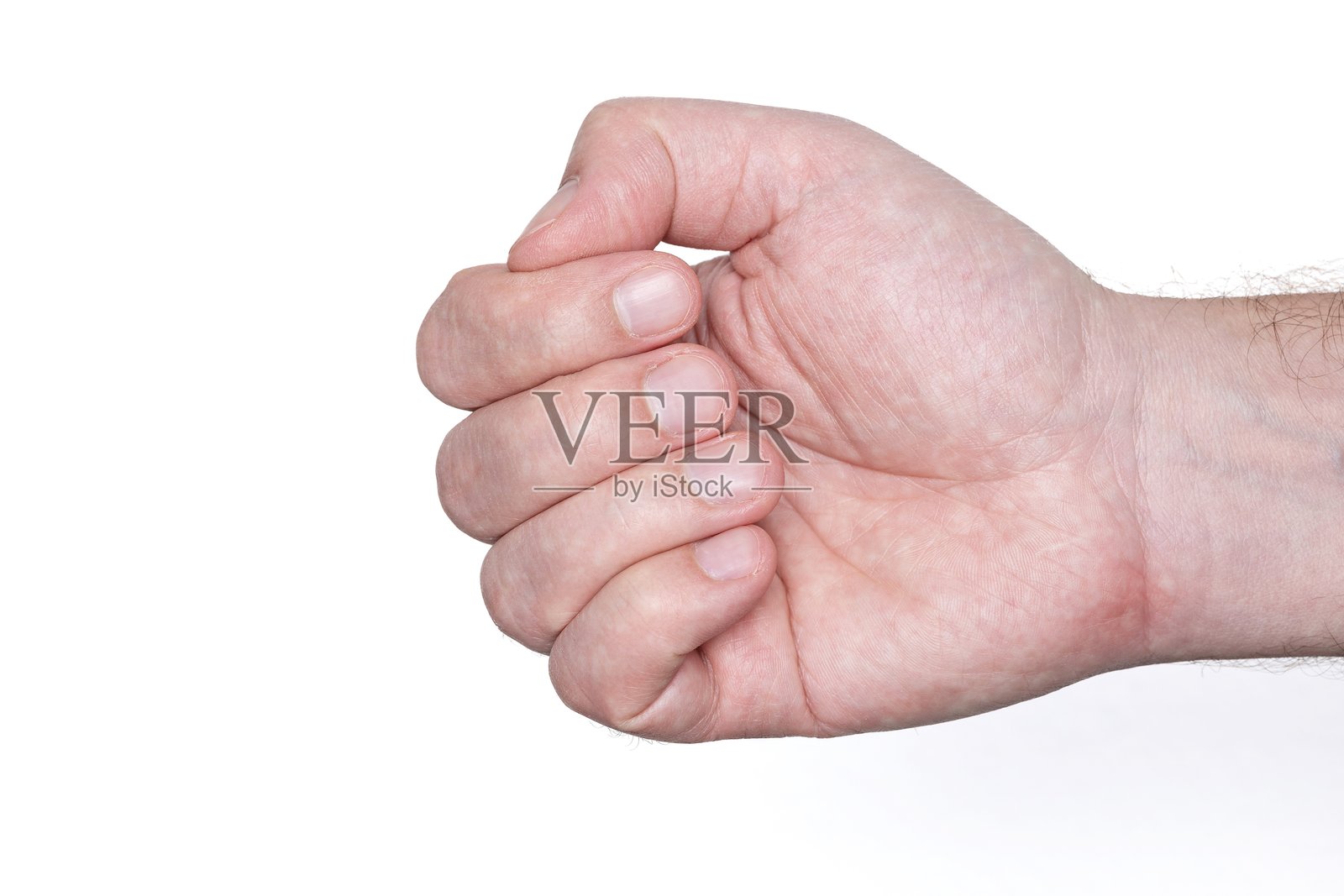 白人男性的手和修剪整齐的手指特写。特写镜头,背景为白色。照片摄影图片