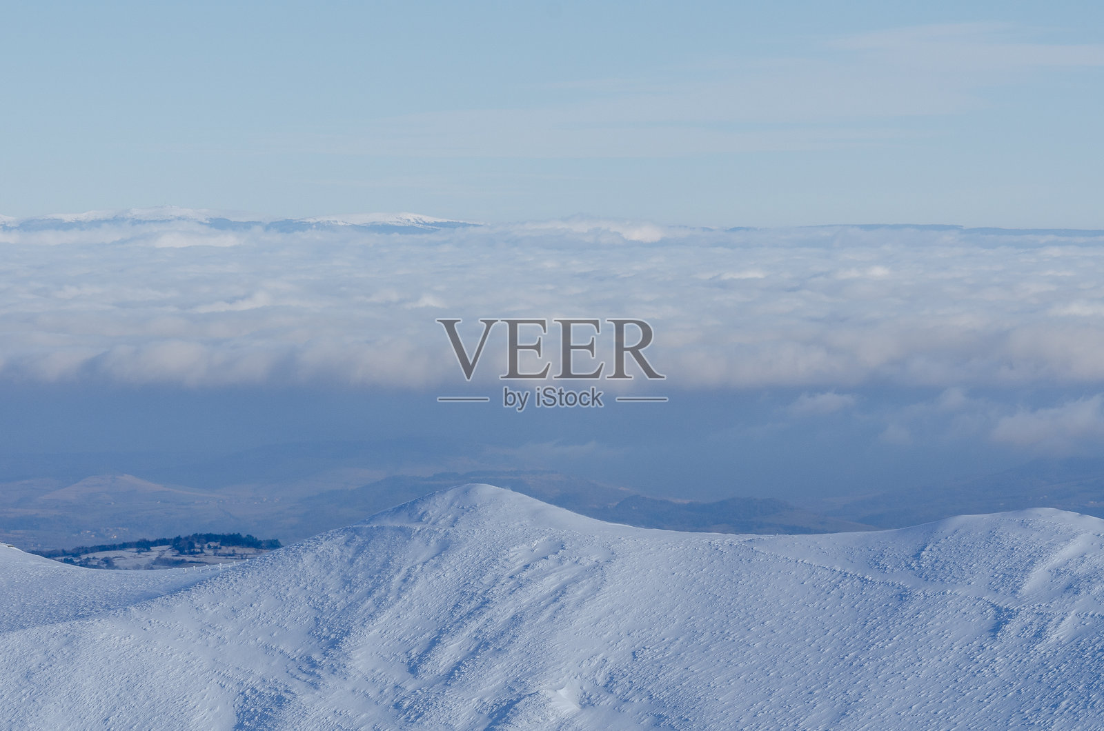 法国奥弗涅的桑西山,冬季积雪覆盖。照片摄影图片