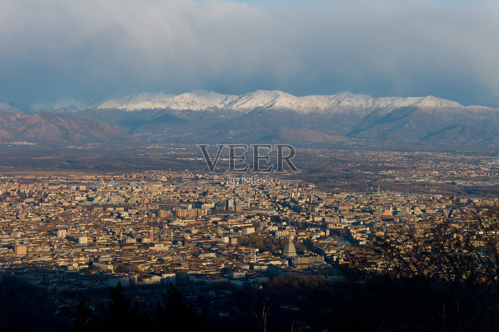 城市的冬季黎明。照片摄影图片