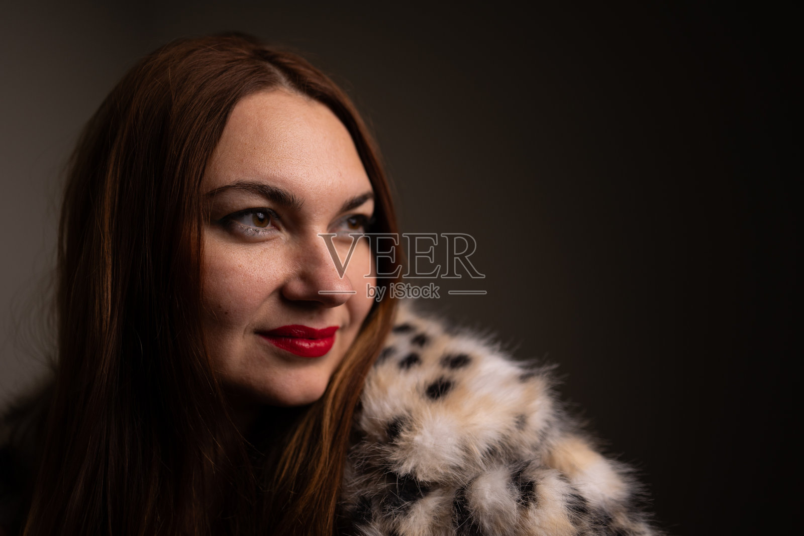 一幅优雅迷人的女性肖像,身着柔软奢华的毛皮服装照片摄影图片