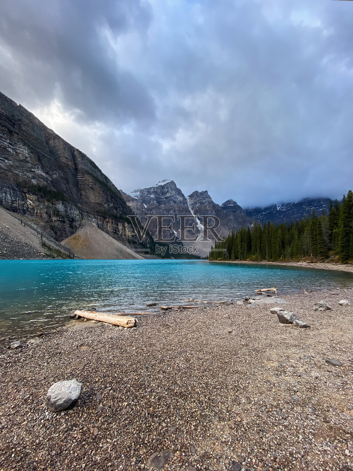 加拿大班夫国家公园的莫雷恩湖。照片摄影图片