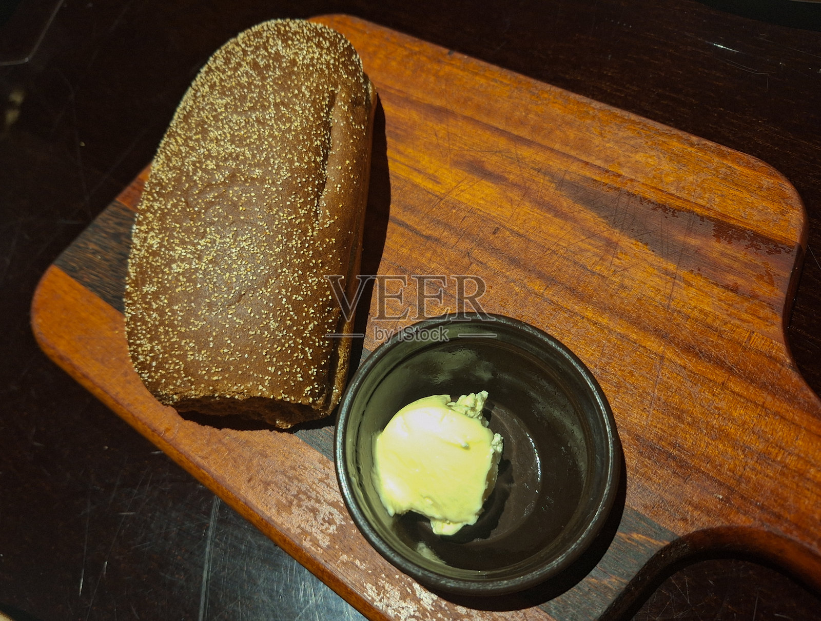 澳大利亚面包在木板上照片摄影图片