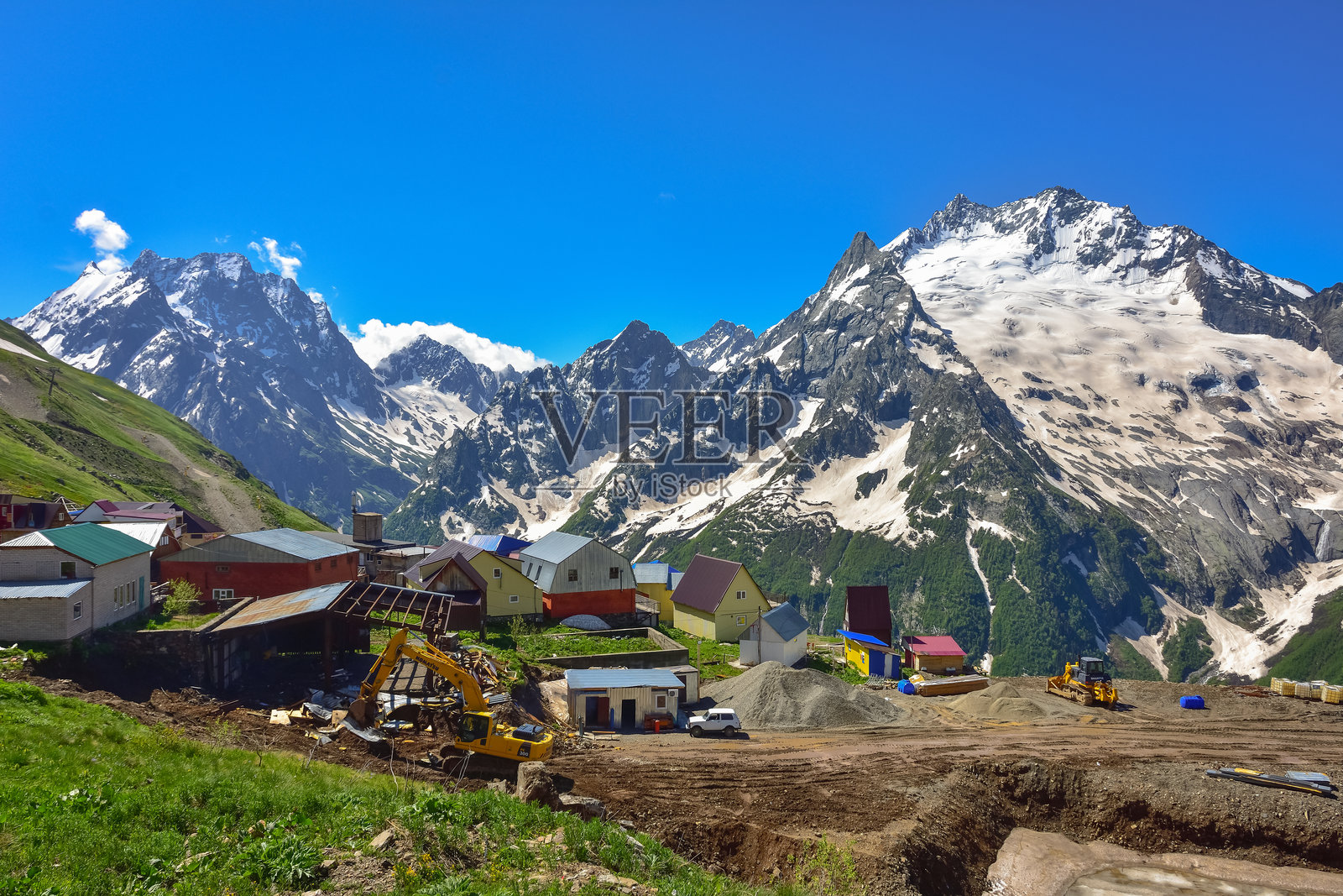 一座山脉,山顶覆盖着雪和冰照片摄影图片