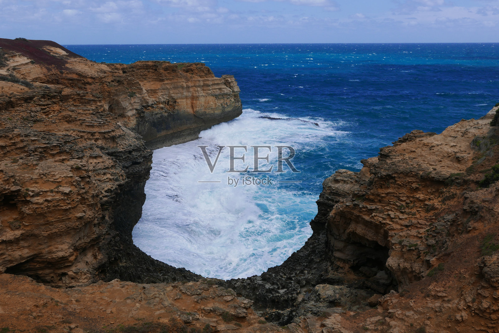 澳大利亚维多利亚州的大洋路上的石窟,是一条风景如画的海岸公路,以十二使徒岩、崎岖的悬崖、郁郁葱葱的雨林、海滩和迷人的海滨小镇而闻名。照片摄影图片